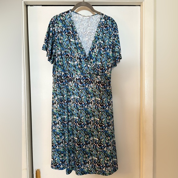 New Floral Blue Dress
Business casual or girls night out
Holiday party - Picture 3 of 6